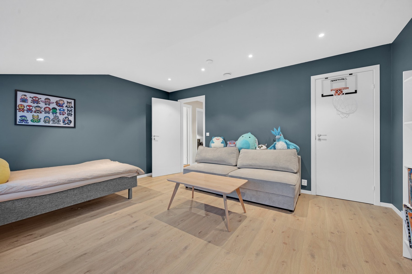 - Soverom I har stilfulle overflater og god belysning med spotter i tak. Galleribilde