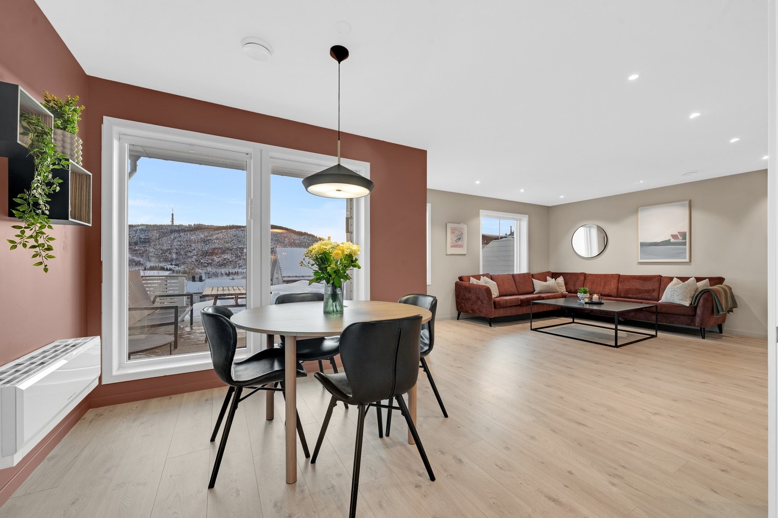 - Det er satt inn varmepumpe som gjør at du har lun varme året rundt. Galleribilde