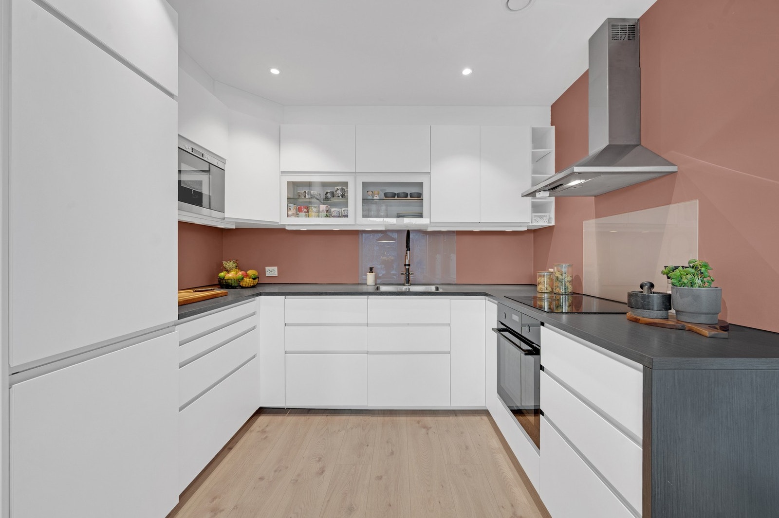 - Lekkert kjøkken med hvite slette fronter og integrerte hvitevarer. Galleribilde