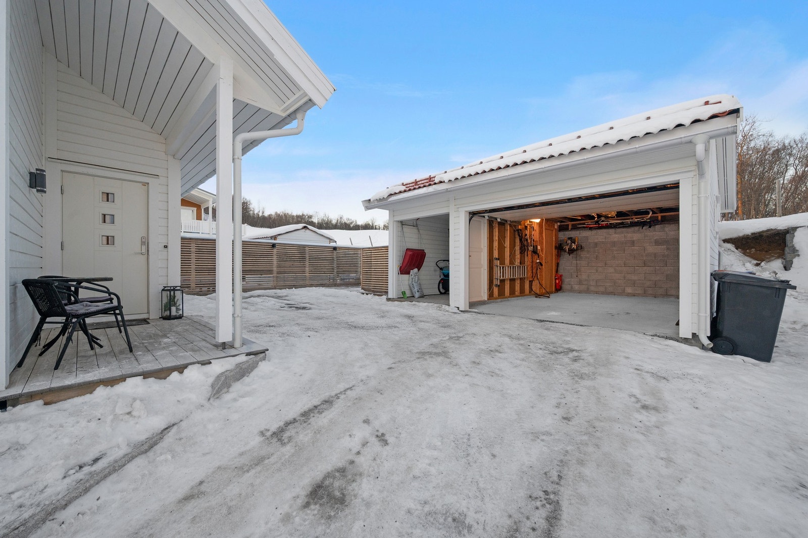 - Bilen kjøres rett inn i garasje hvor du har 1 stk elbillader i tillegg til 1 som er montert ute på vegg. Galleribilde