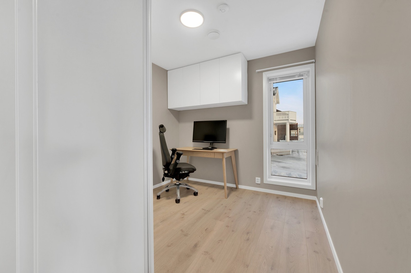 - Soverom på hovedplanet har idag vært benyttet som kontor. Galleribilde