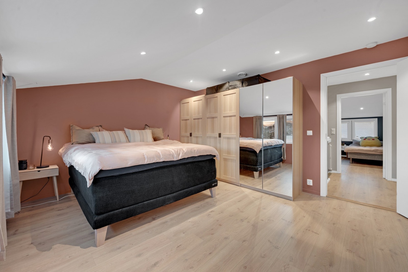 - Dette rommet er perfekt som hovedsoverom og var inntegnet som loftstue. Galleribilde