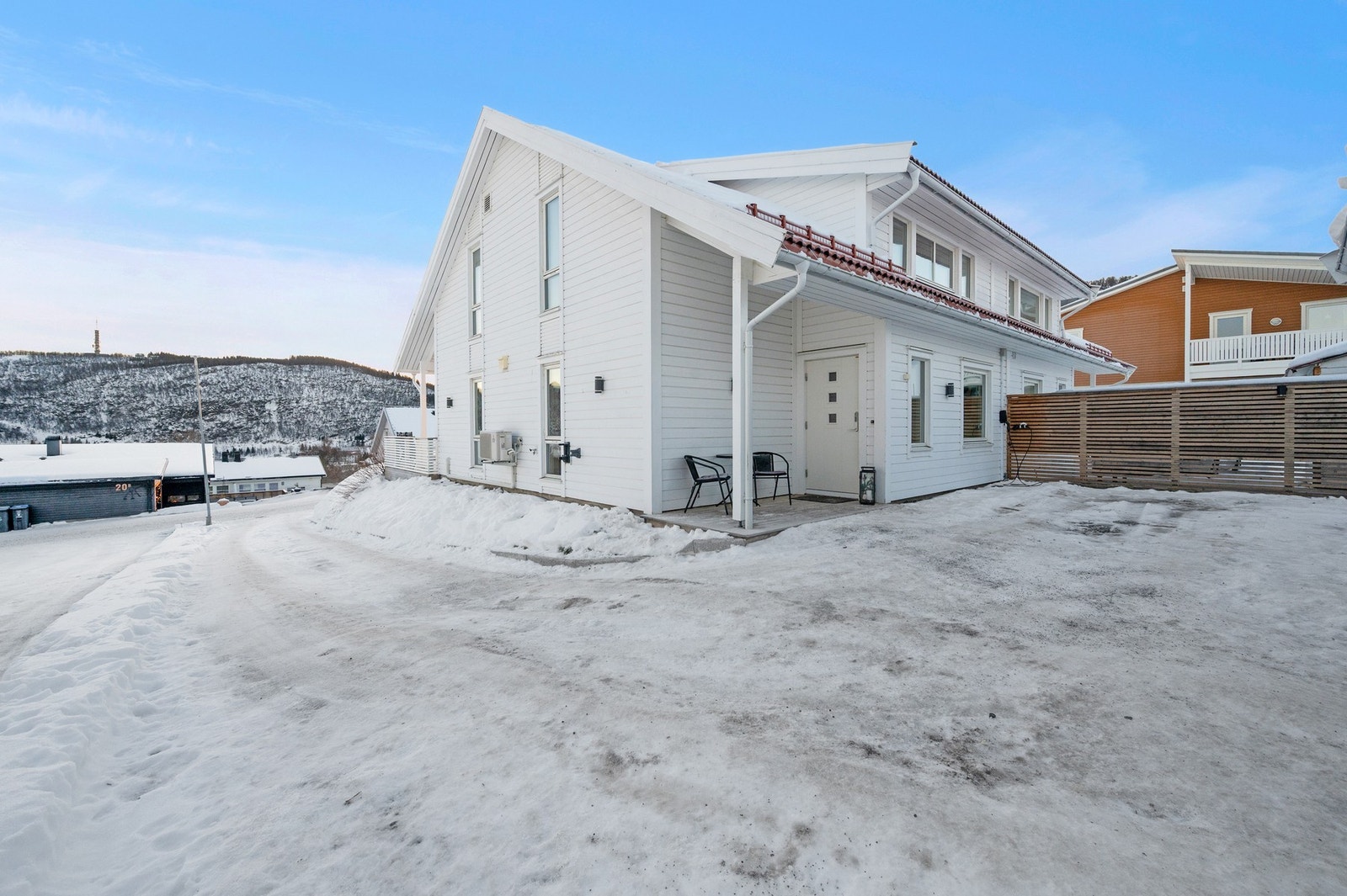 - Boligen er oppført i 2014 og innehar en rekke gode kvaliteter. Galleribilde