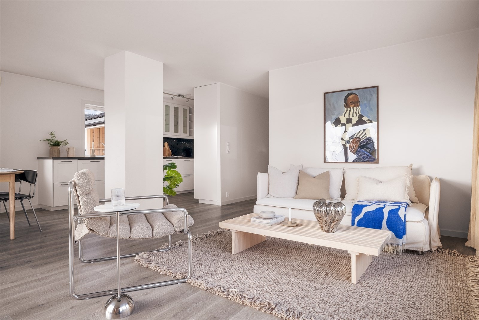 Den åpne stue- og kjøkkenløsningen måler hele 35,8kvm! Galleribilde