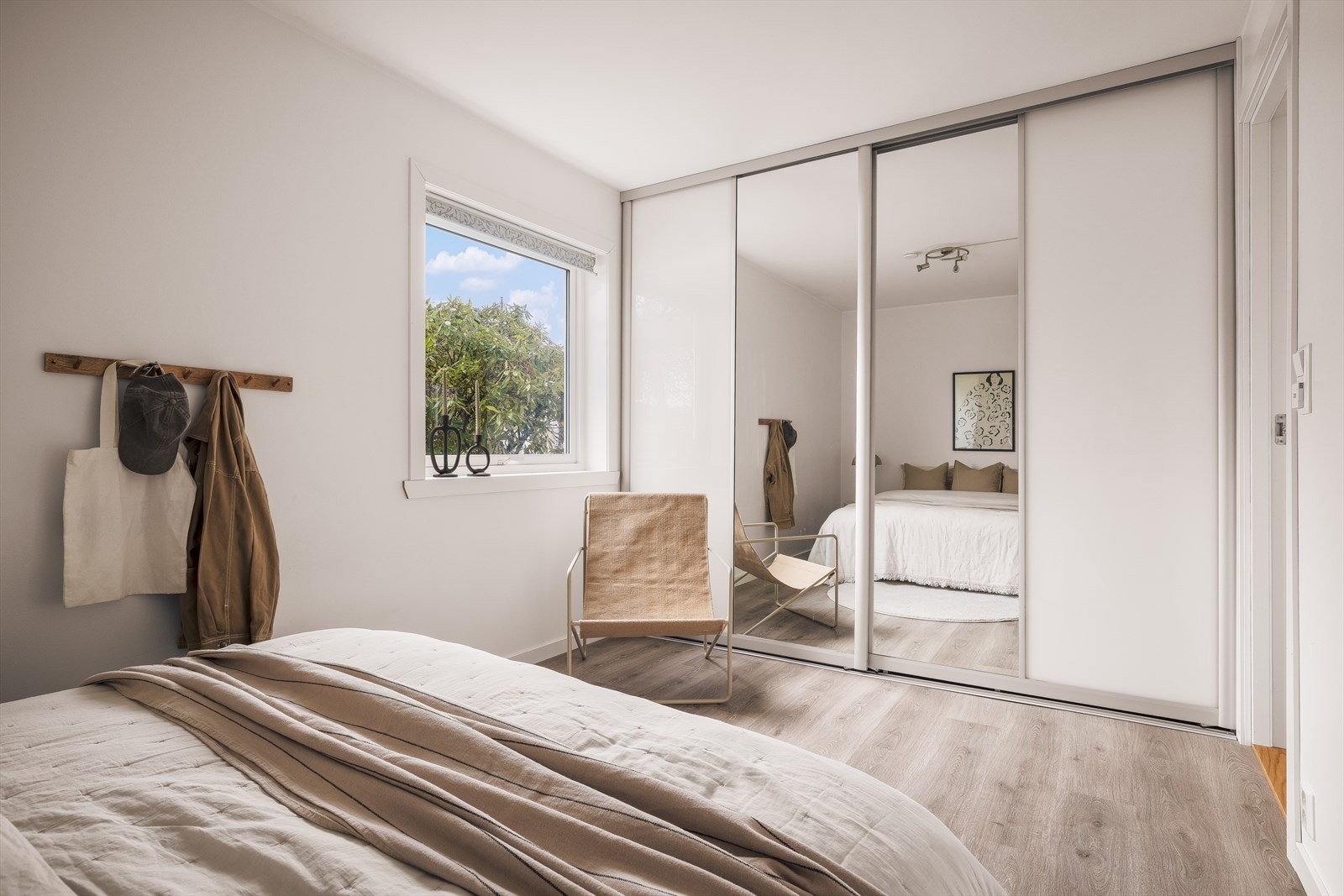 Hovedsoverom har skyvedørsgarderobe med speil. Galleribilde