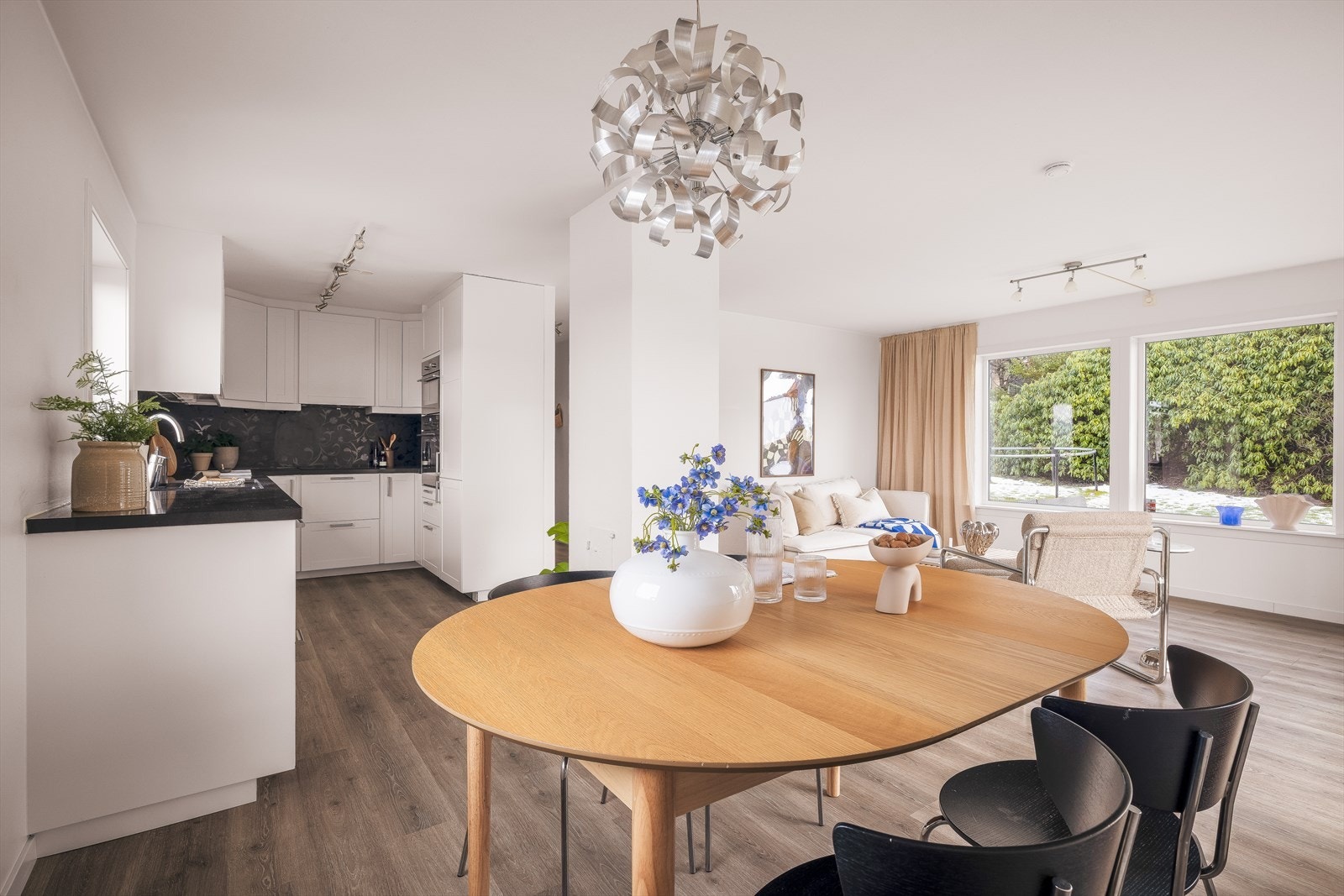 Boligen har naturlige overganger mellom sonene, der kjøkken, spiseplass og stue flyter sømløst sammen og skaper en harmonisk helhet. Galleribilde