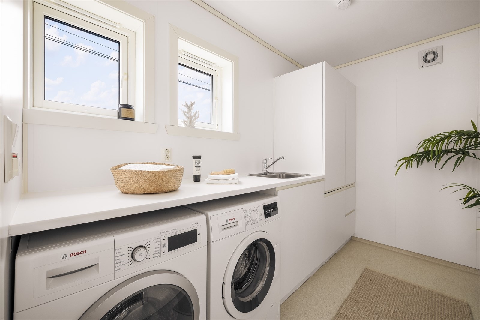 Fra entreen har du direkte tilkomst til vaskerom med varme i gulv | Perfekt for en praktisk og effektiv løsning for klesvask og oppbevaring i en hektisk hverdag. Galleribilde