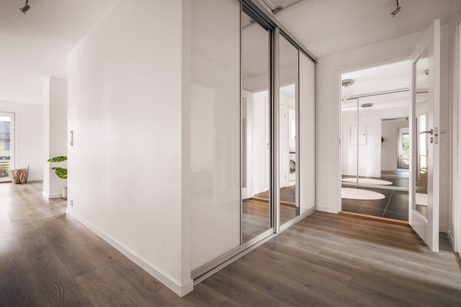 I tillegg til skyvedørsgarderoben i entreen har du også en i gangen | Perfekt for ekstra oppbevaringsplass! Galleribilde