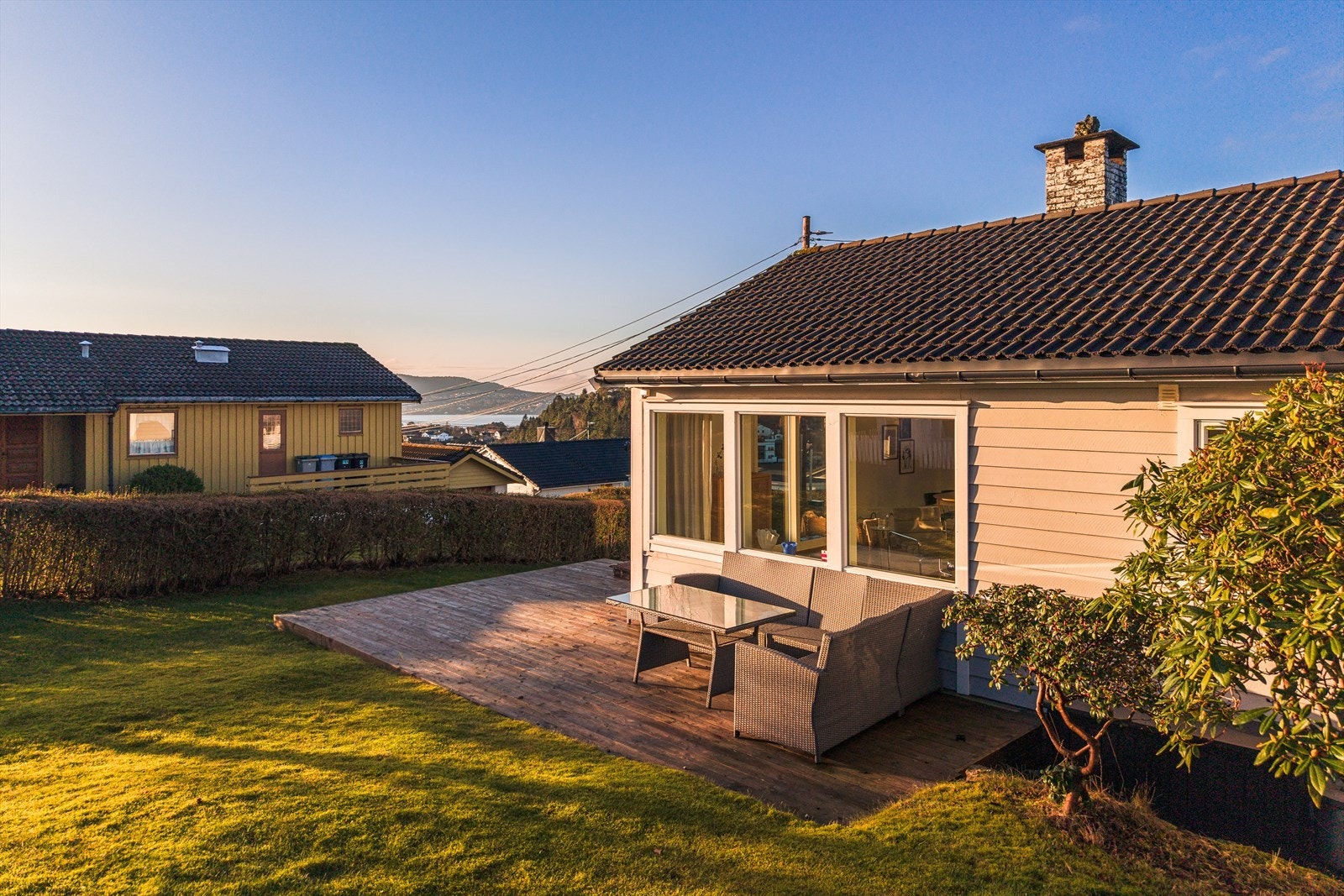 En innholdsrik enebolig på ett plan med stor terrasse og et flott, romslig uteområde. Galleribilde