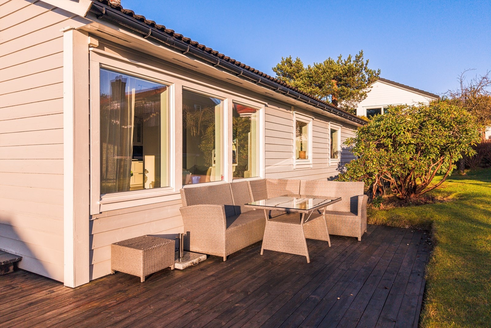 Uteområdet gir gode muligheter for møblering, med plass til både sitte- og spisegruppe | perfekt for å nyte fine dager ute! Galleribilde