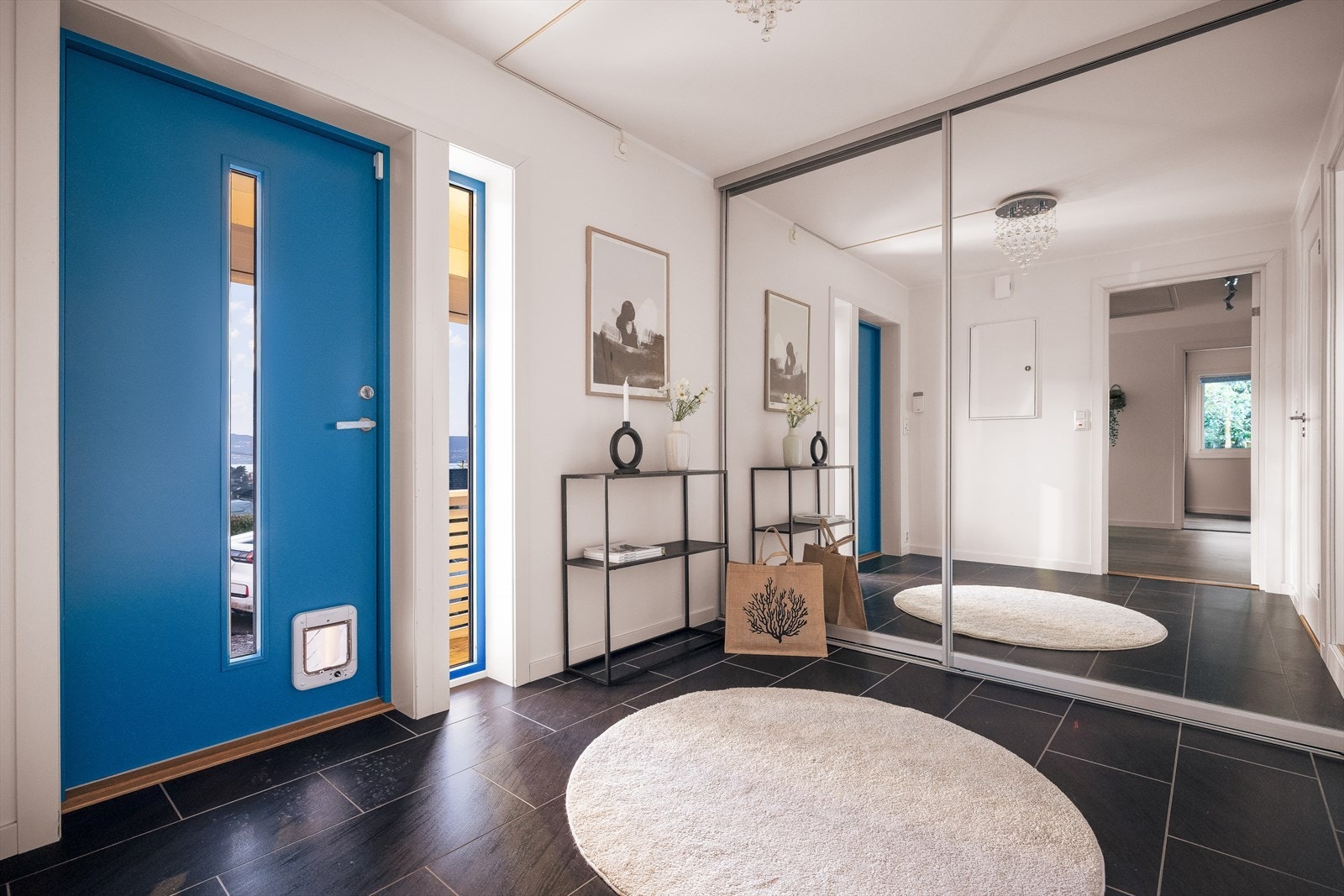 Du blir ønsket velkommen inn i en hyggelig entré | Merk deg de praktisk flisene og skyvedørsgarderoben. Galleribilde