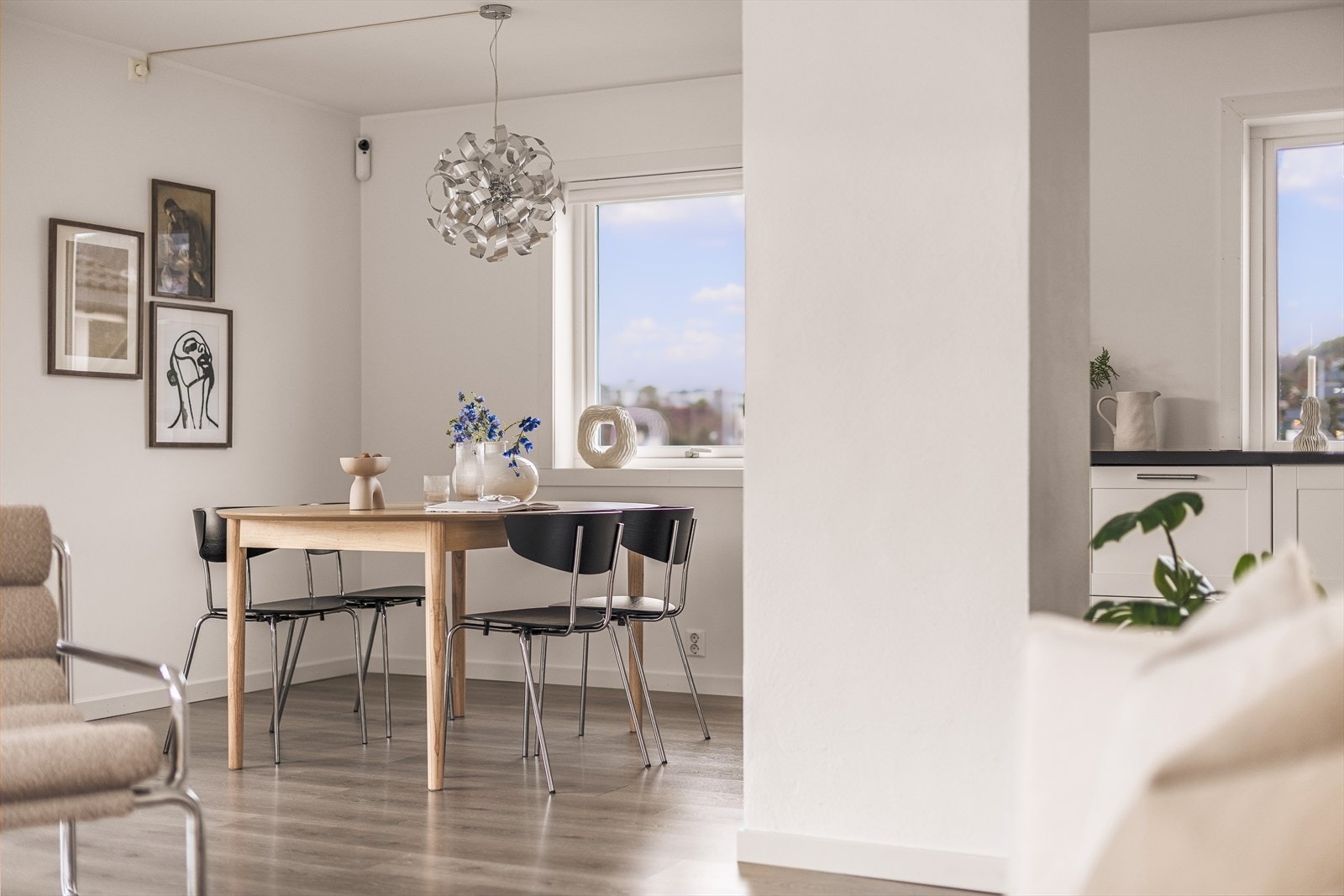 Spiseplassen er romslig og har god plass til en større spisegruppe. Galleribilde