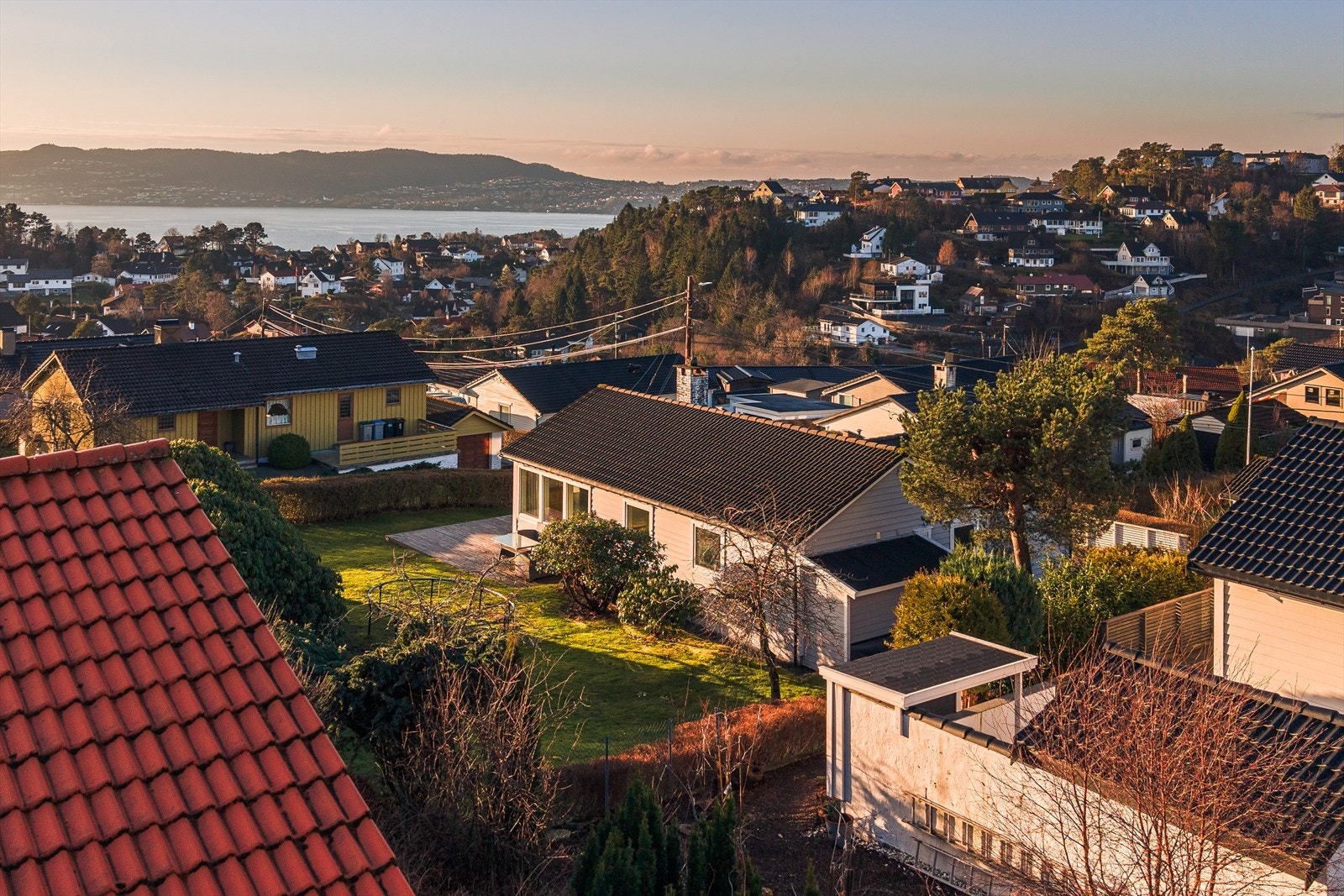 Boligen ligger i et ettertraktet og barnevennlig område på Ulsetåsen | Kort gangavstand til dagligvarebutikk, barnehage og skole. Galleribilde