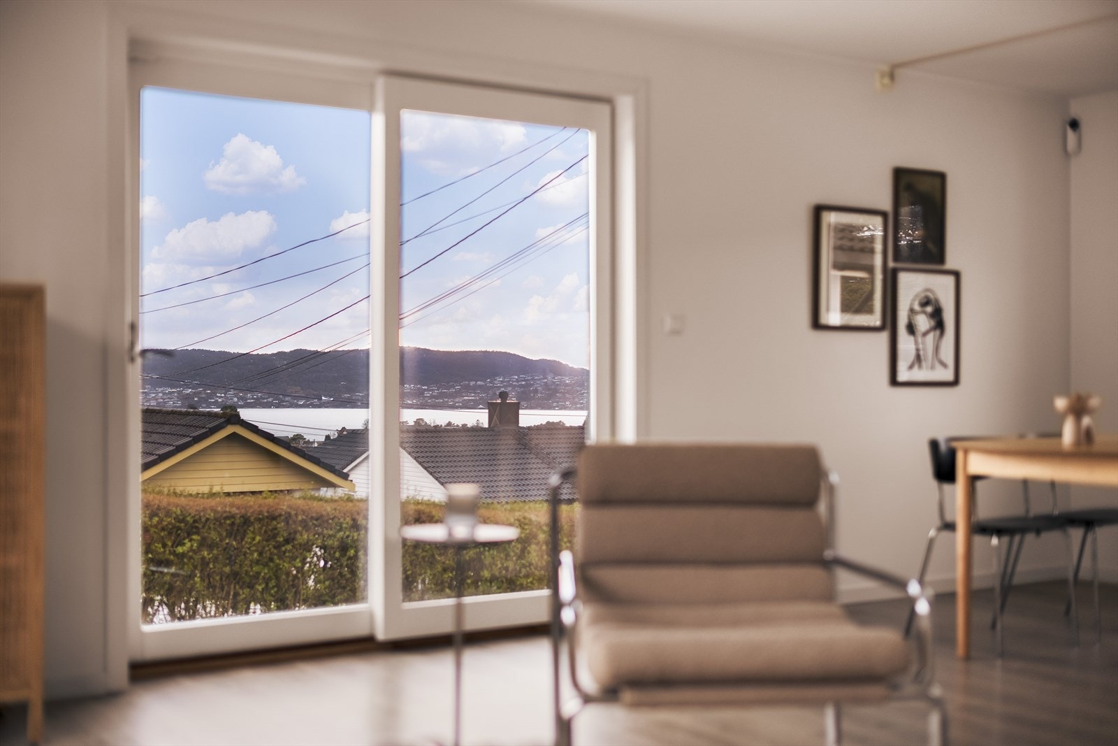 Fra stuen har du direkte utgang til terrassen og uteområdet. Galleribilde