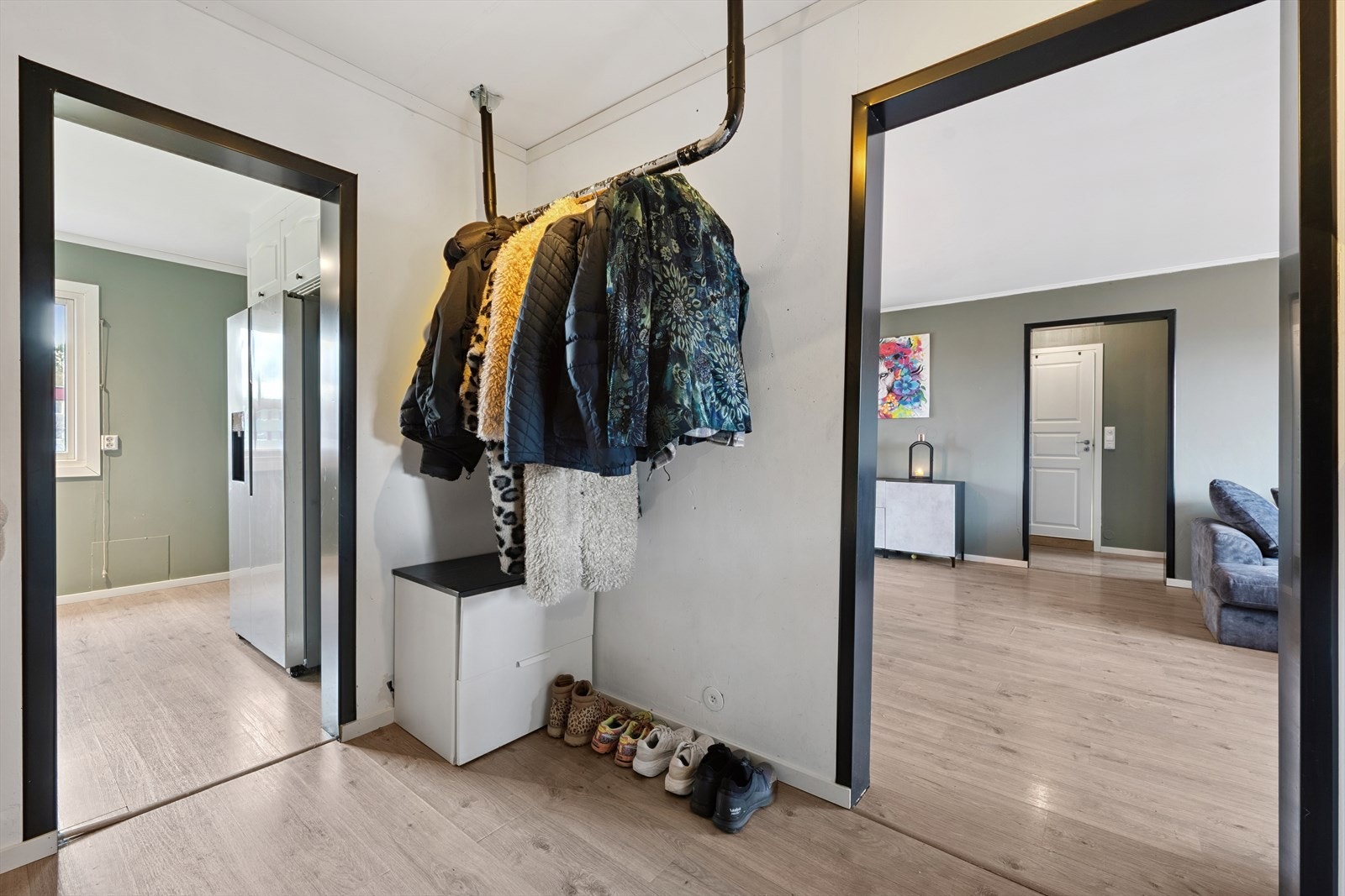Lys og praktisk entré med plass til garderobeløsning Galleribilde