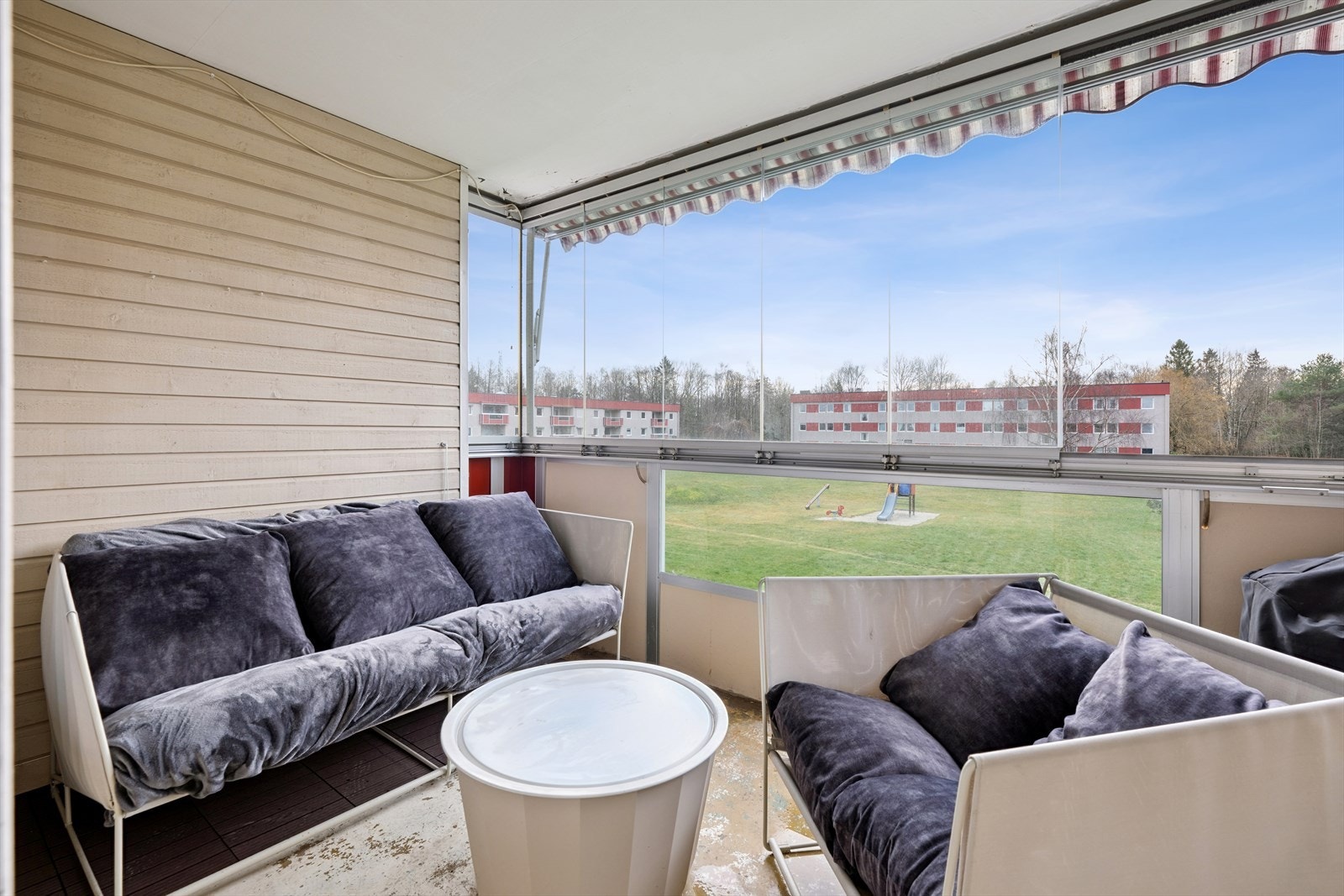 Solrik balkong som er vestvendt ut mot pent opparbeidet felles areal. Galleribilde