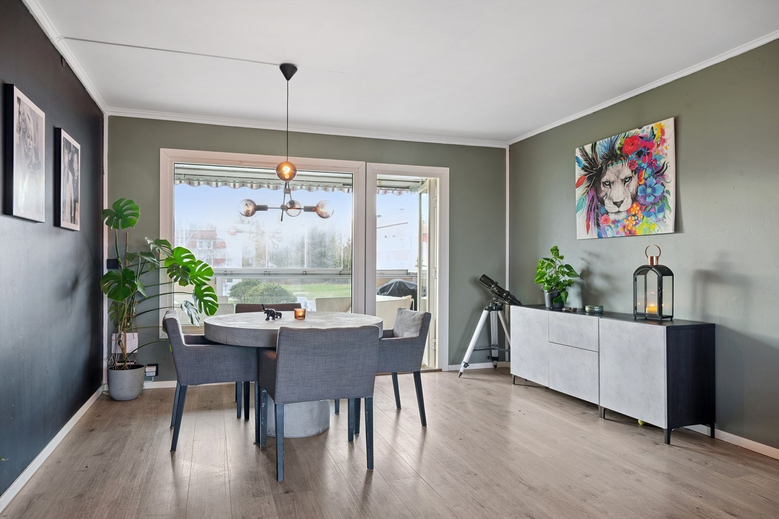 Stue med utgangen til balkongen som gir en forlengelse av stuen i de varmere månedene. Galleribilde