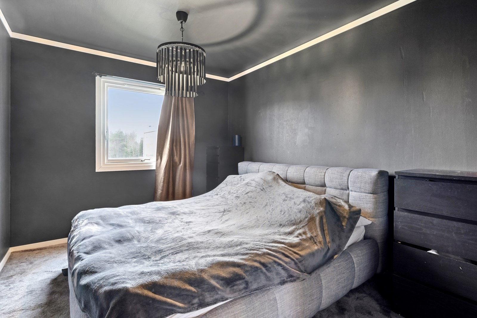 Romslig hoved soverom med teppe på gulv. Plass til øvrig møblering Galleribilde