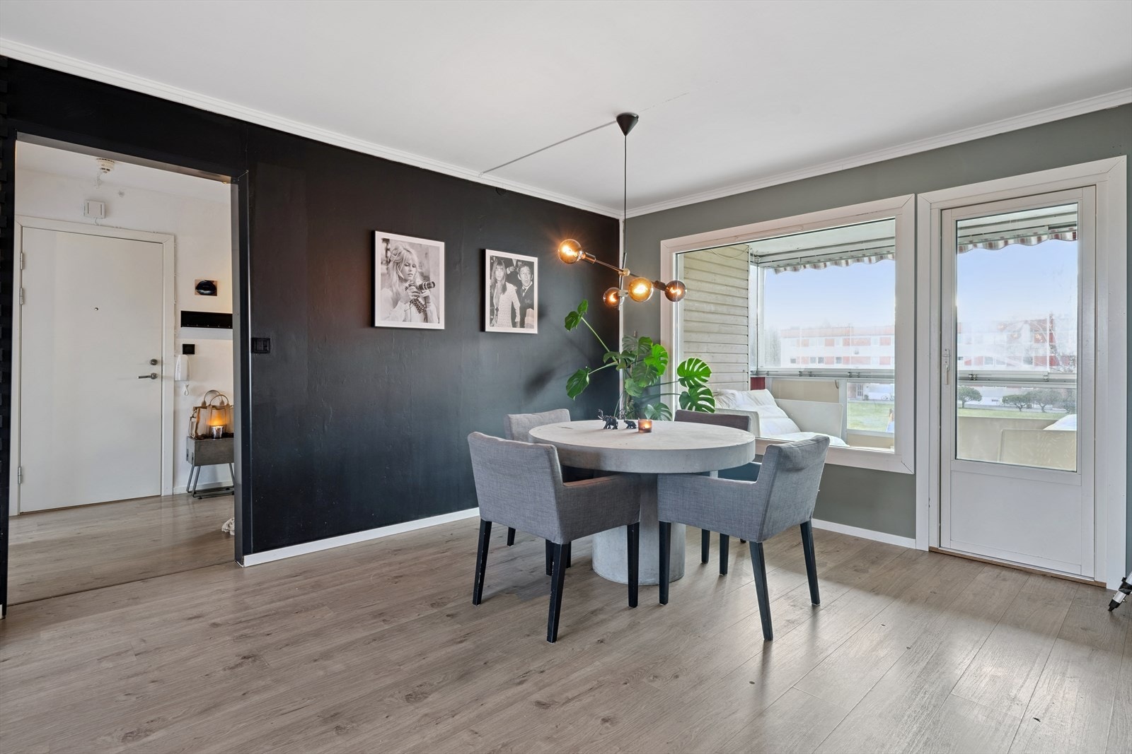 Det er god plass til både sofa- og spisestuegruppe i stuen. Galleribilde