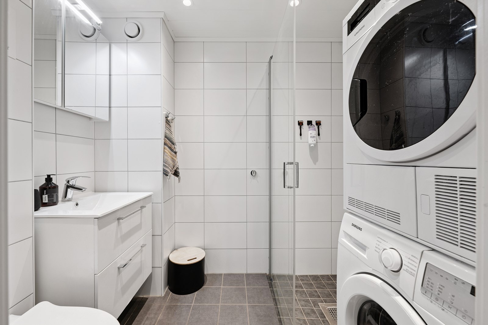 Pent og innbydende flislagt bad fra 2020. Galleribilde