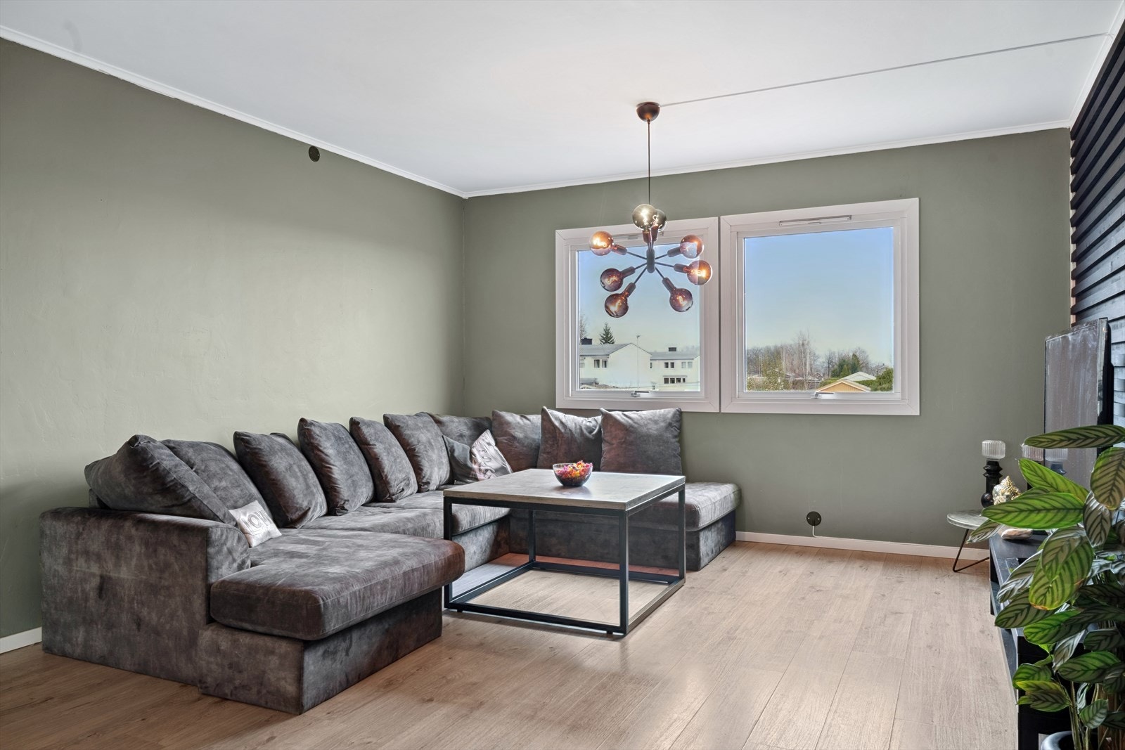 Den romslige stuen er leilighetens samlingspunkt. Galleribilde