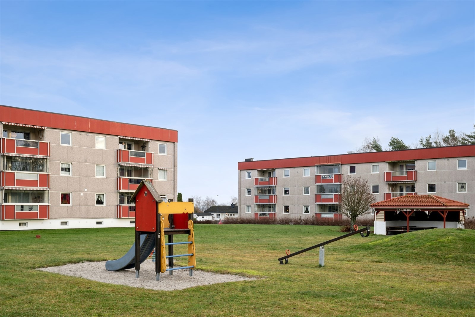 Fellesområde med flere sittegrupper, lekeområde og grillplass. Galleribilde