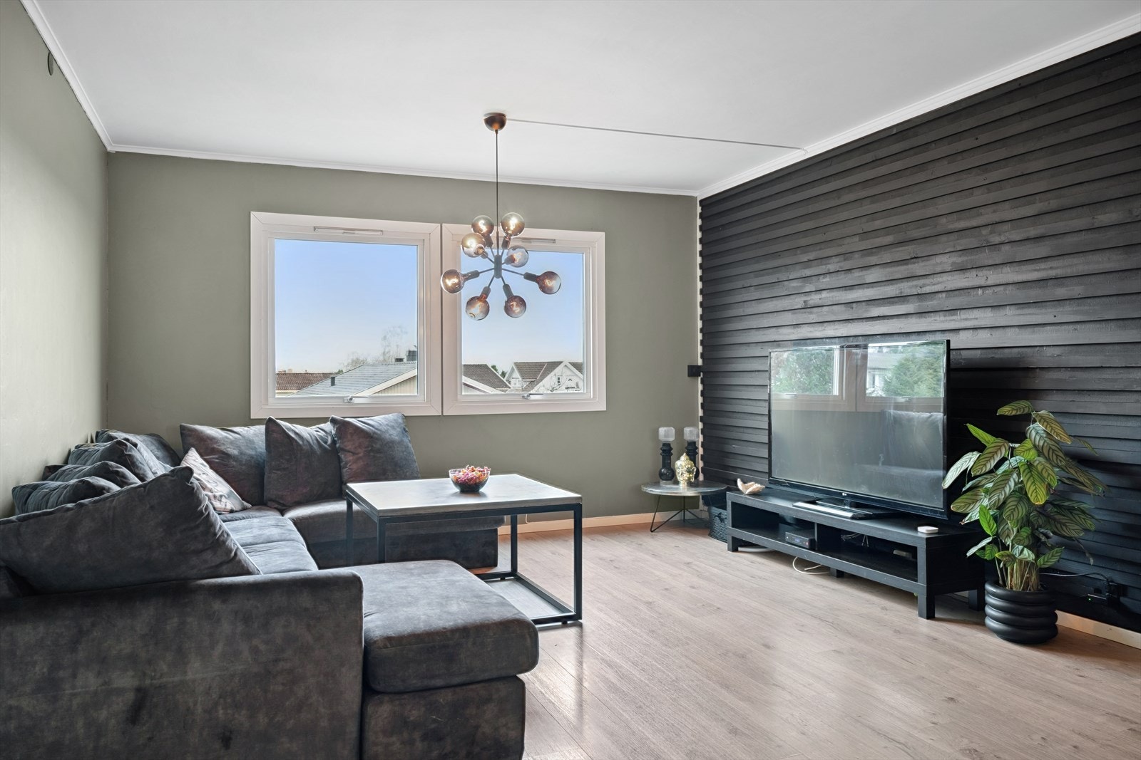 Romslige stue med store vindusflater som slipper inn rikelig med dagslys. Galleribilde