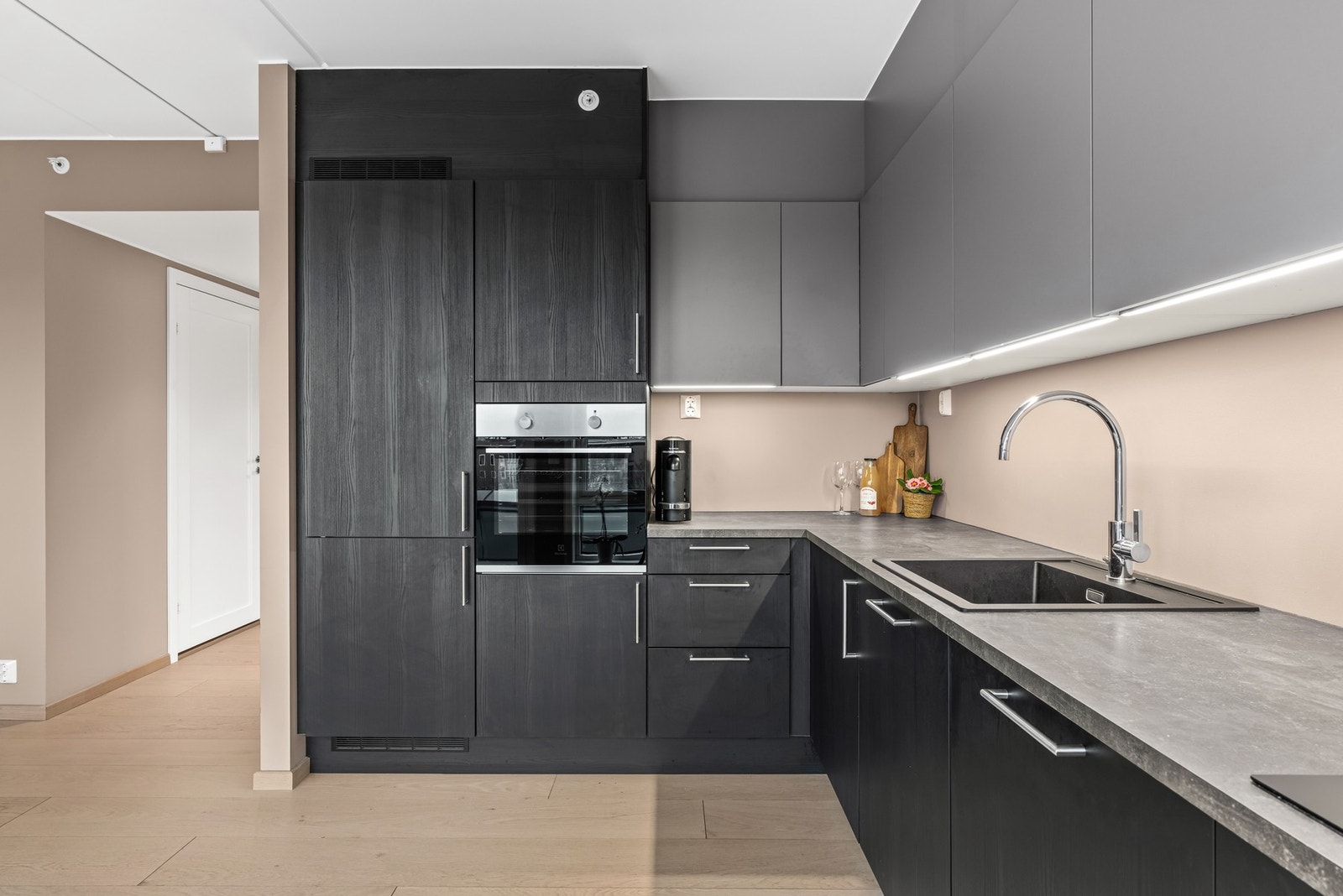 Det er montert vannstoppsystem og komfyrvakt. Avtrekk via balansert ventilasjon. Galleribilde