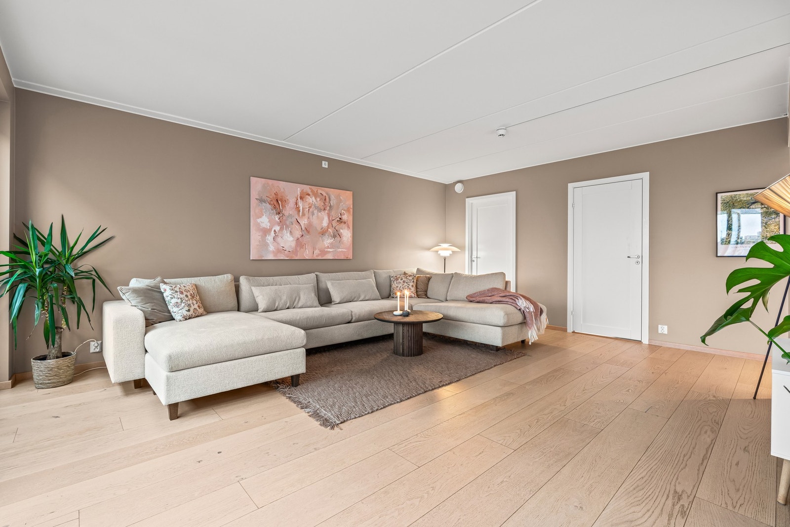 Stuen er av generøs størrelse og har plass til både langstrakt spisebord og sofakrok hvis ønskelig. Galleribilde