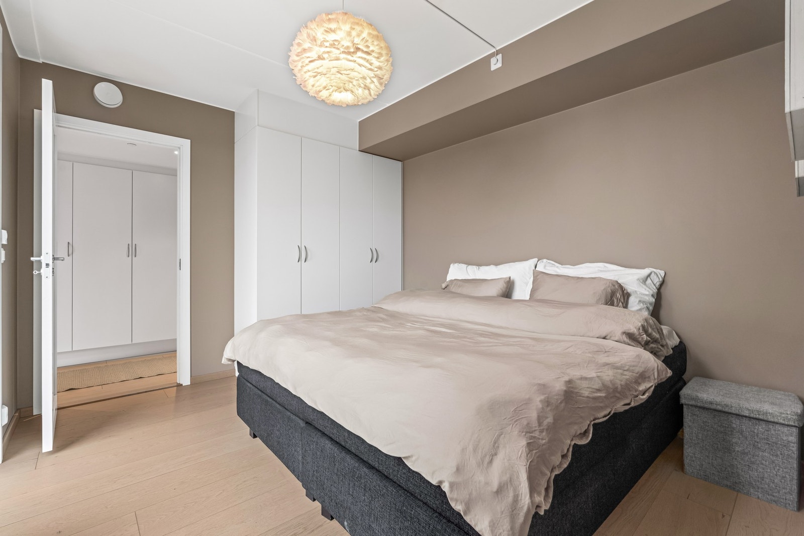 Rommet er innredet med garderobeløsning. Galleribilde