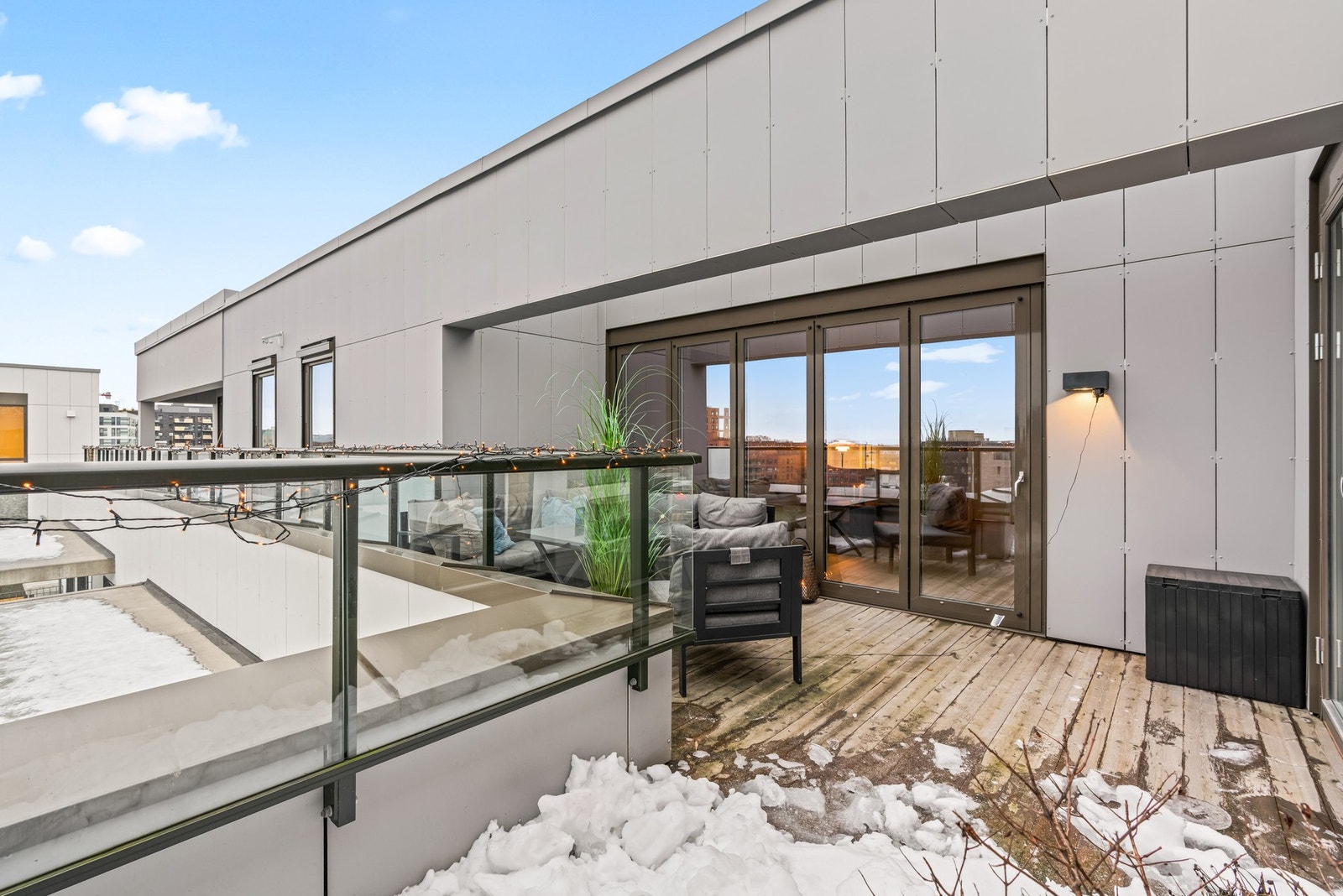 Terrassen har en god utforming med plass til både utemøbler, putekasser og grill. Galleribilde