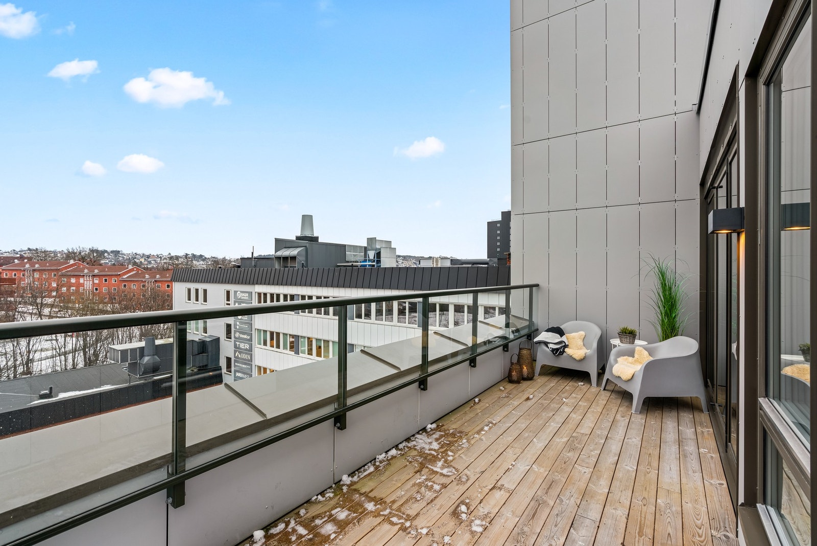 Det er god plass til utemøbler og grill. Galleribilde