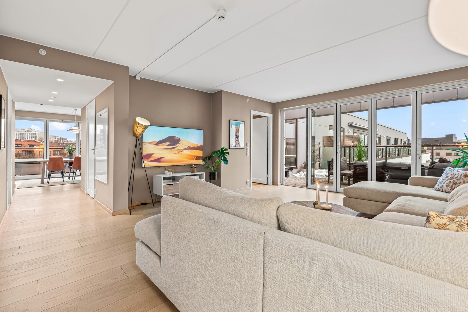 Boligen har en gjennomgående og arealeffektiv planløsning. Galleribilde