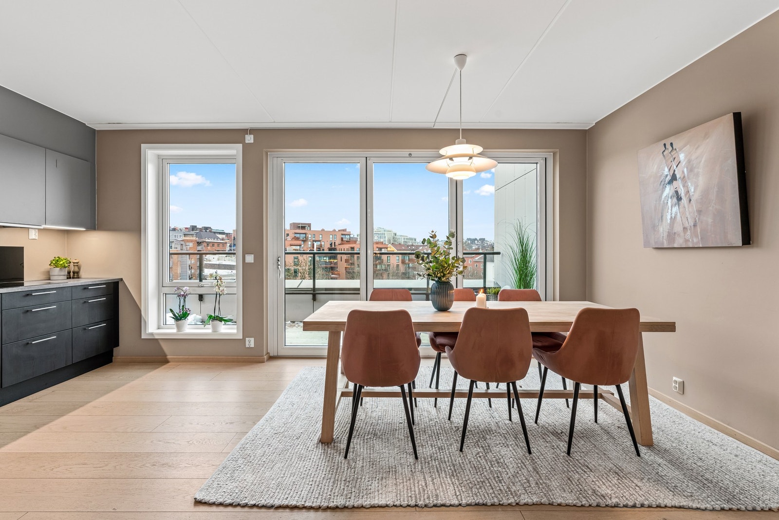 Separat kjøkken med god plass til langstrakt spisebord. Galleribilde