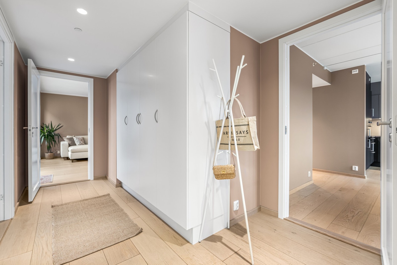 Trivelig og praktisk entré som med gode oppbevaringsmuligheter for yttertøy og sko. Galleribilde