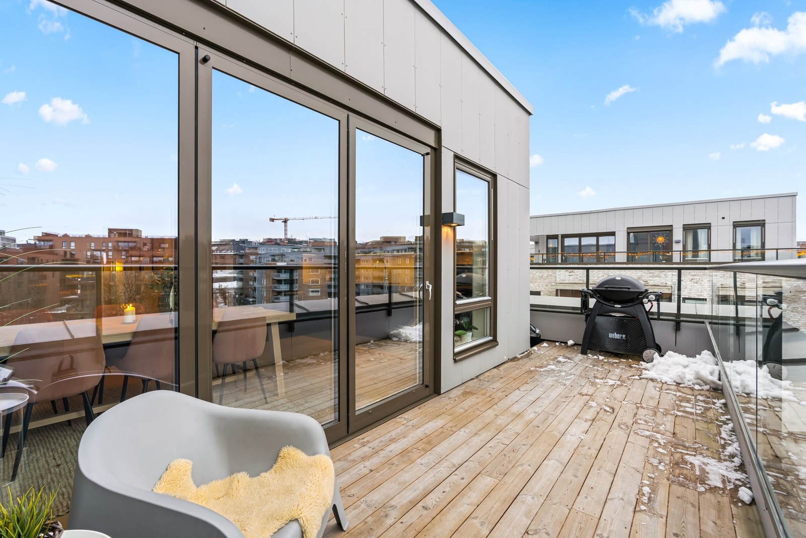 Terrassen fortsetter rundt hjørnet, hvor det er ypperlig å oppbevare eks solstoler og andre redskap. Galleribilde