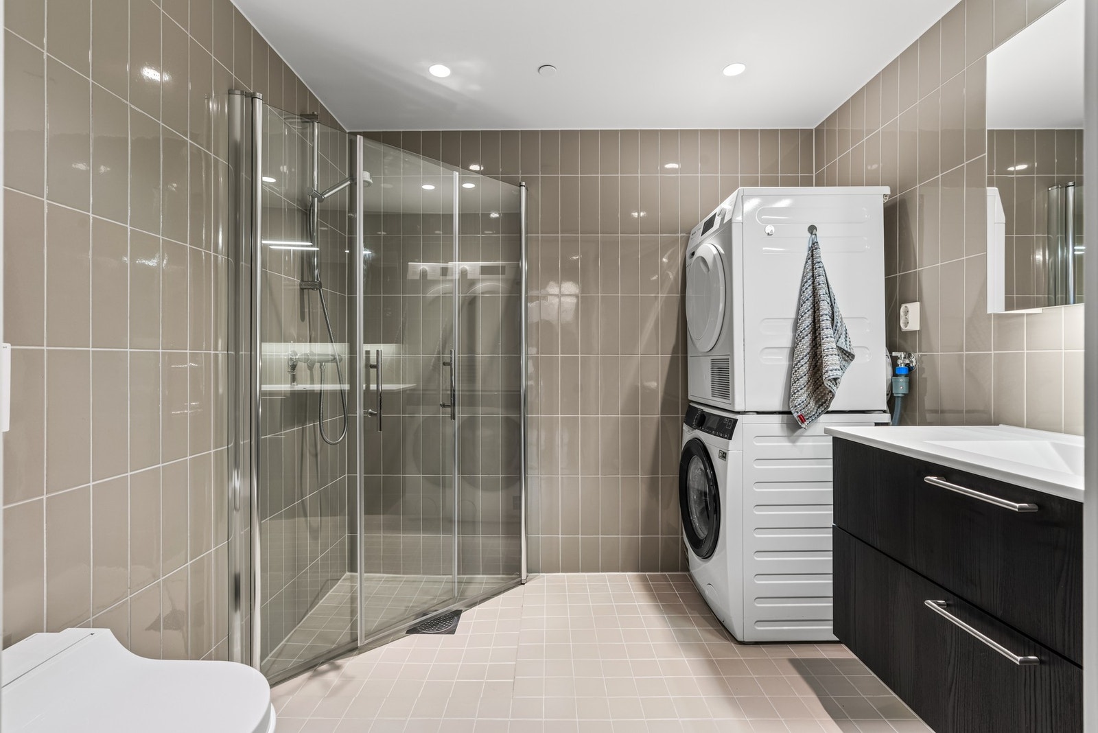 Hovedbaderom har tilgang fra mellomgang. Baderommet er av god størrelse og har et delikat design. Galleribilde