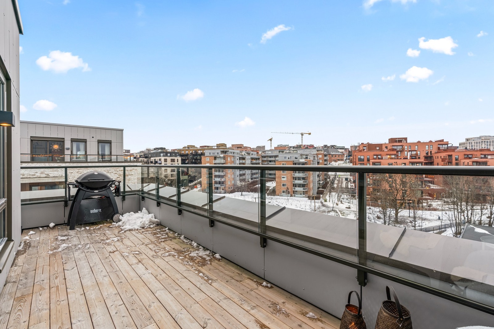 Fra kjøkkenet er det utgang til sydøstvendt terrasse. Her kan man nyte solen fra tidlig morgen til midt på dagen. Galleribilde