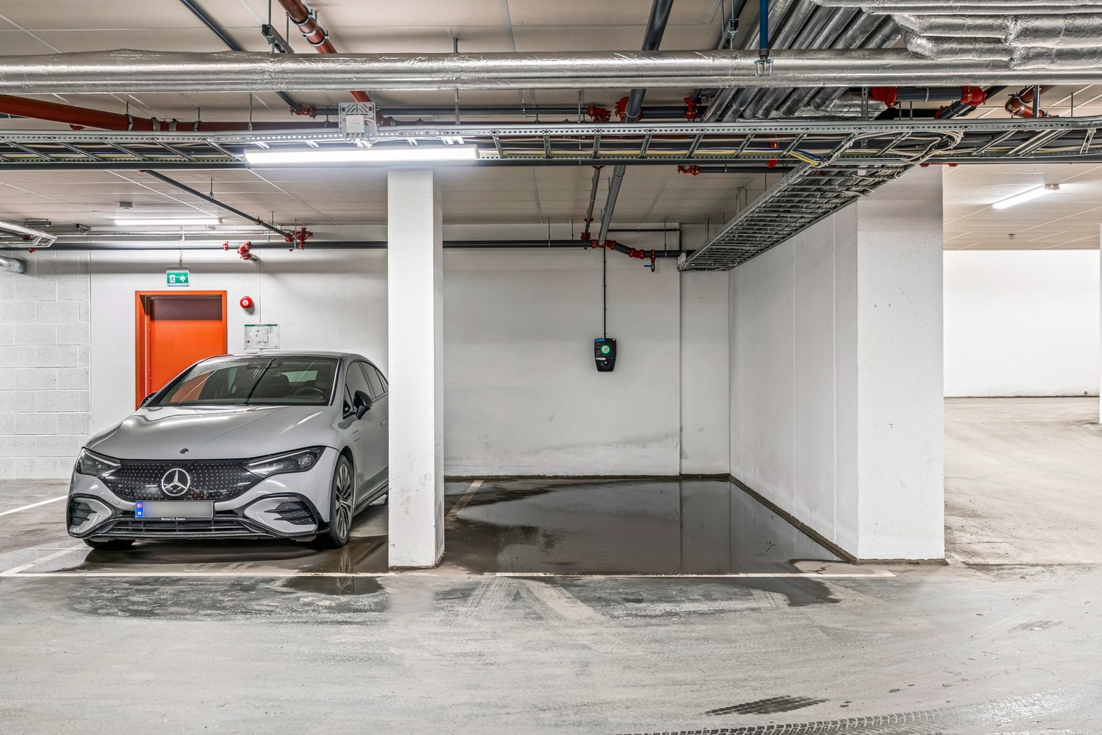 Garasjeplass med elbillader medfølger. Galleribilde