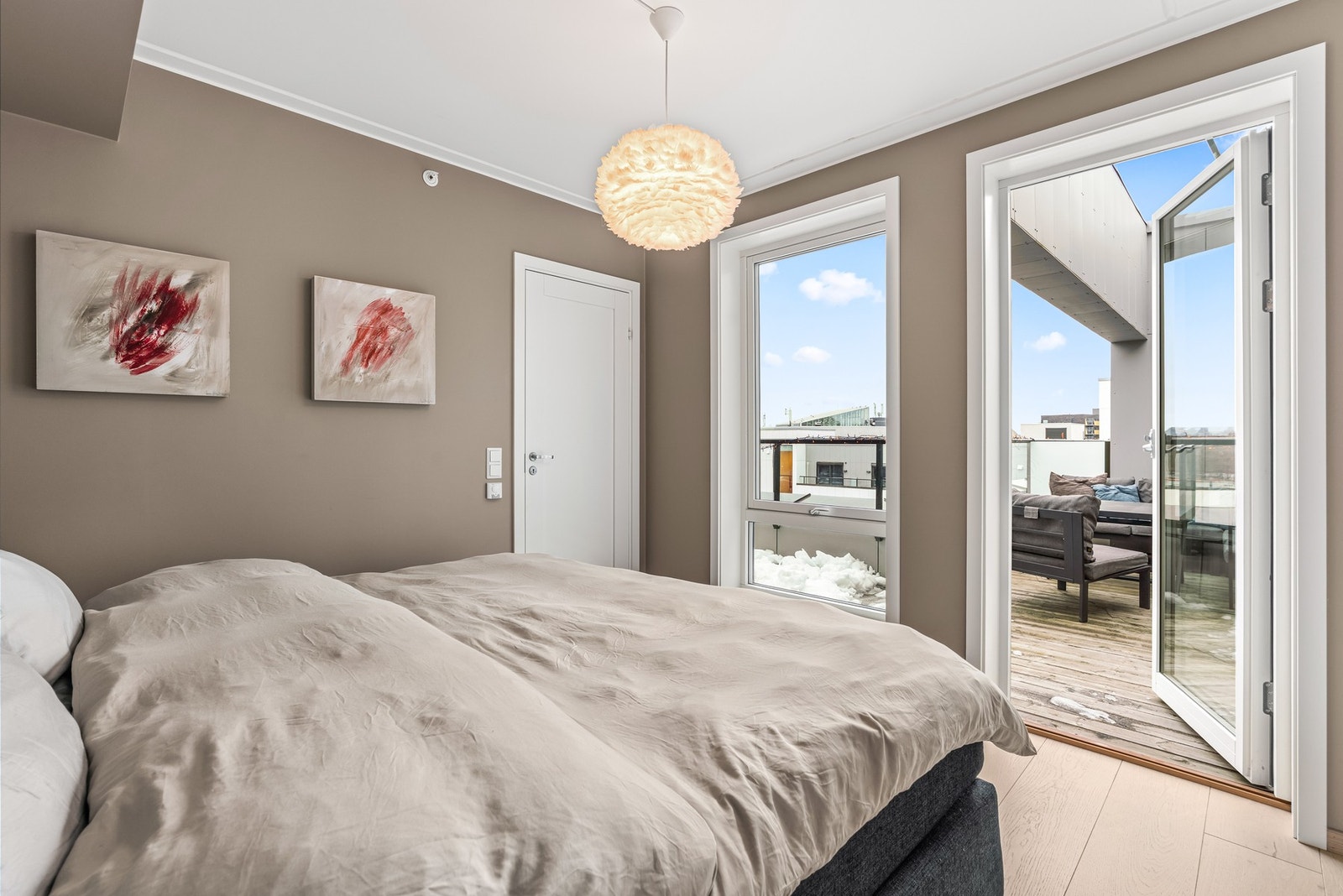 Hovedsoverommet har direkte utgang til terrassen og tilgang til eget baderom. Galleribilde