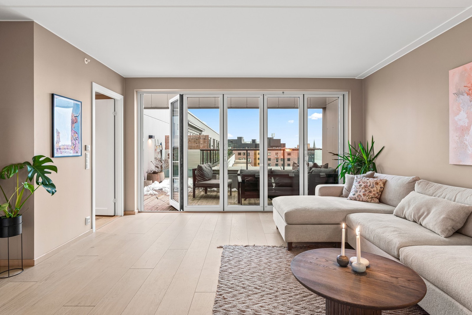 De store vindusflatene fungerer som en foldedør og kan åpnes helt opp, sånn at terrassen blir sømløs med rommet. Galleribilde