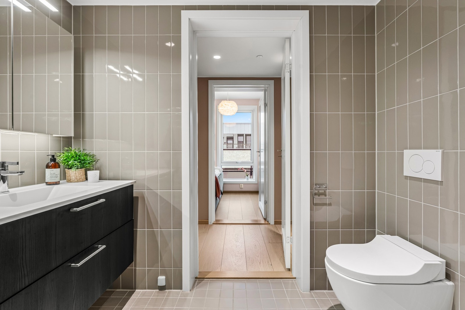 Vannbåren varme i gulv og downlights i tak. Galleribilde