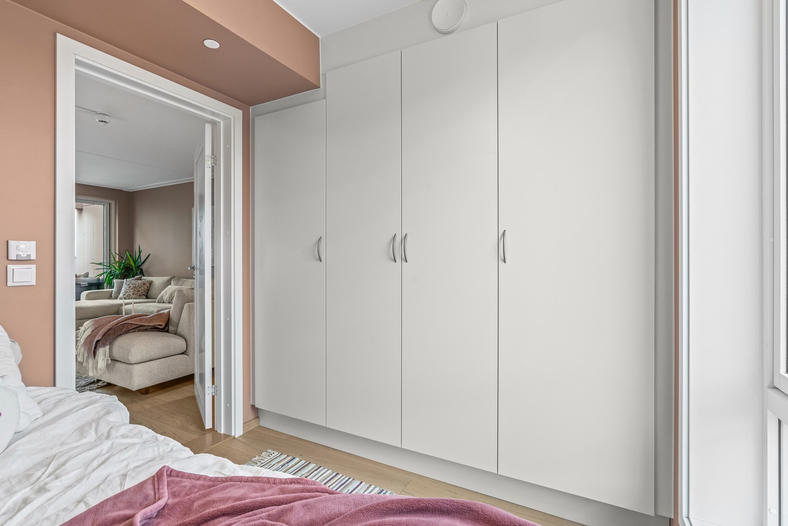 Dette rommet er også innredet med stor garderobeløsning. Galleribilde