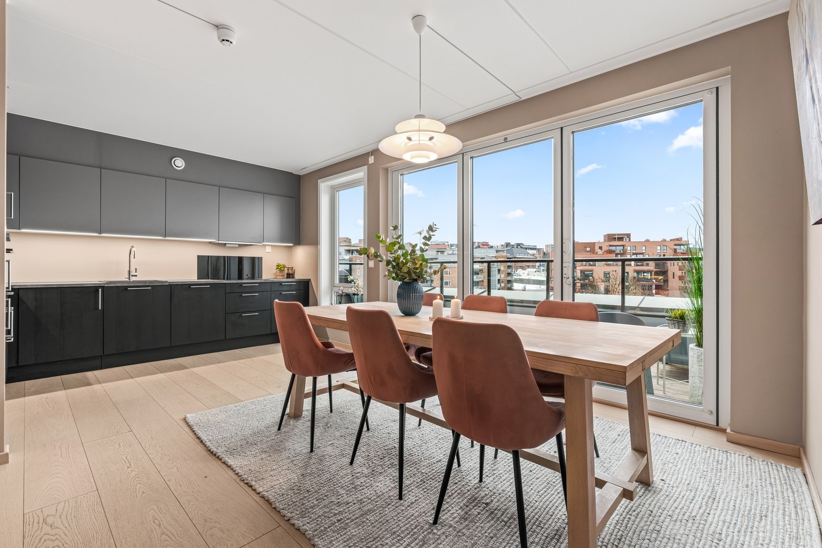 Kjøkkenet har en lys og luftig romfølelse. Galleribilde