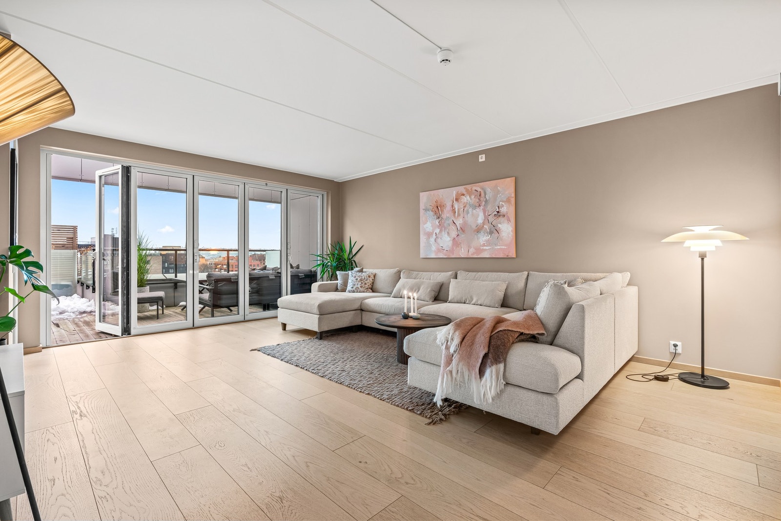 Vannbåren gulvvarme og balansert ventilasjon skaper en behagelig følelse i boligen. Galleribilde