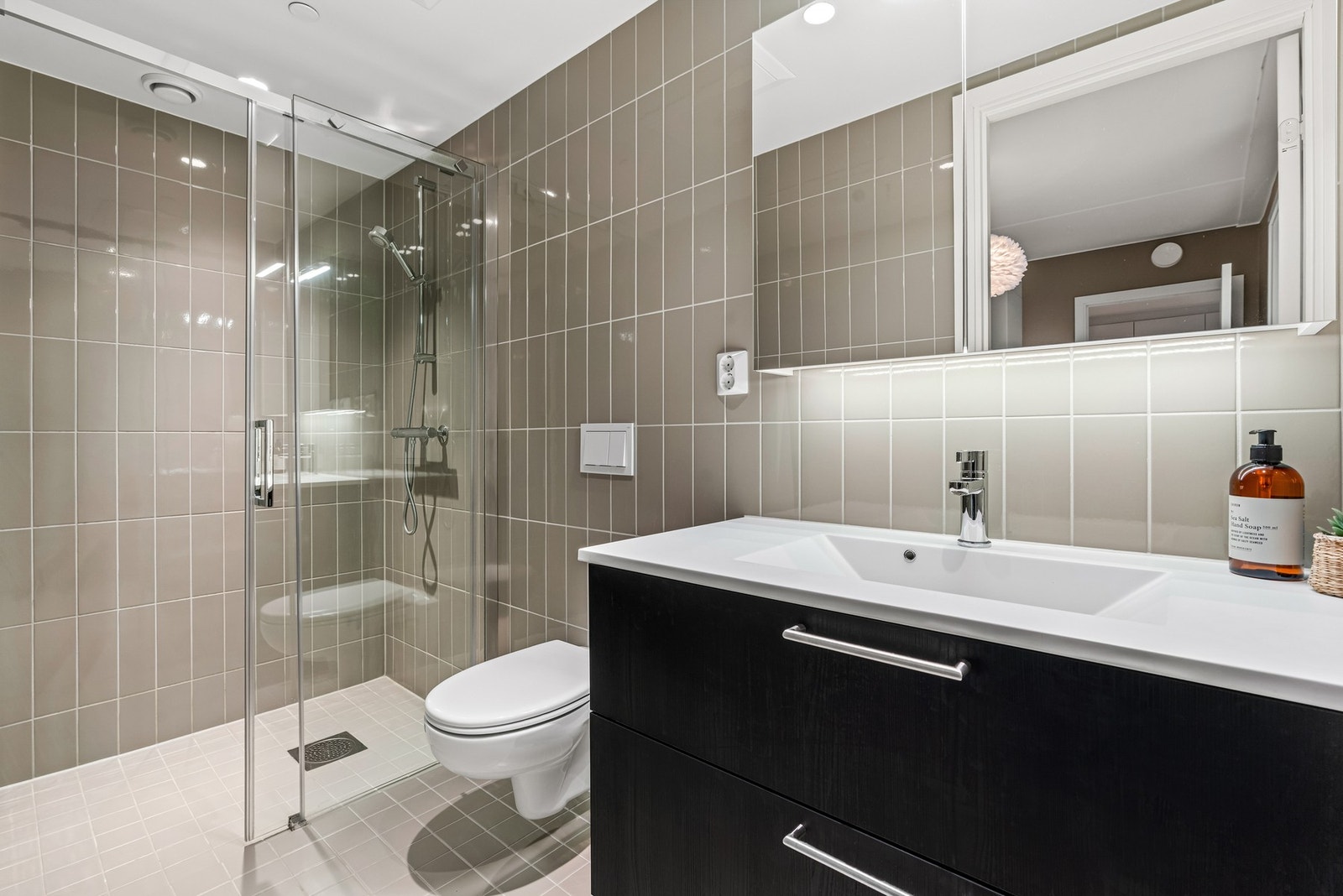 Baderom med tilgang fra hovedsoverom. Galleribilde