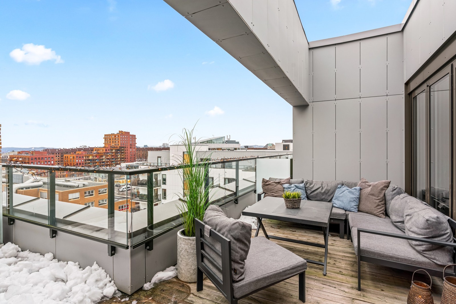 Terrassen er sydvestvendt terrasse og her kan man nyte solen fra tidlig dag til kveld. Galleribilde