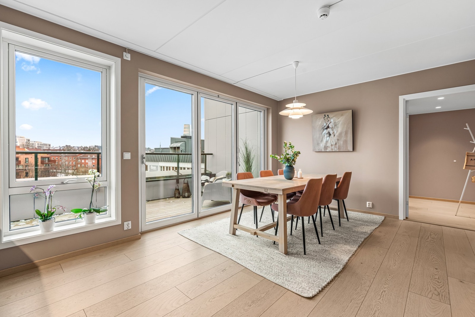 Foldedør mellom kjøkken og terrasse som kan også åpnes helt opp slik som i stuen. Galleribilde