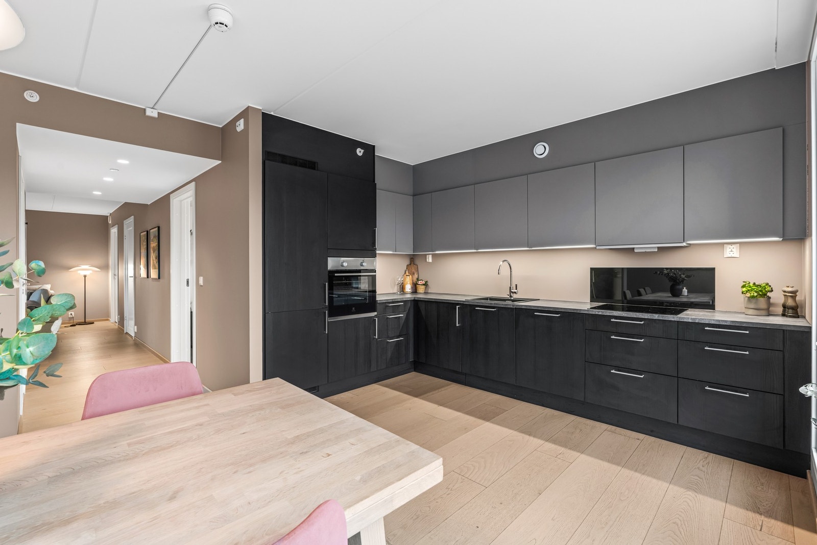 Kjøkkenet har en innholdsrik og stilfull innredning fra HTH. Galleribilde