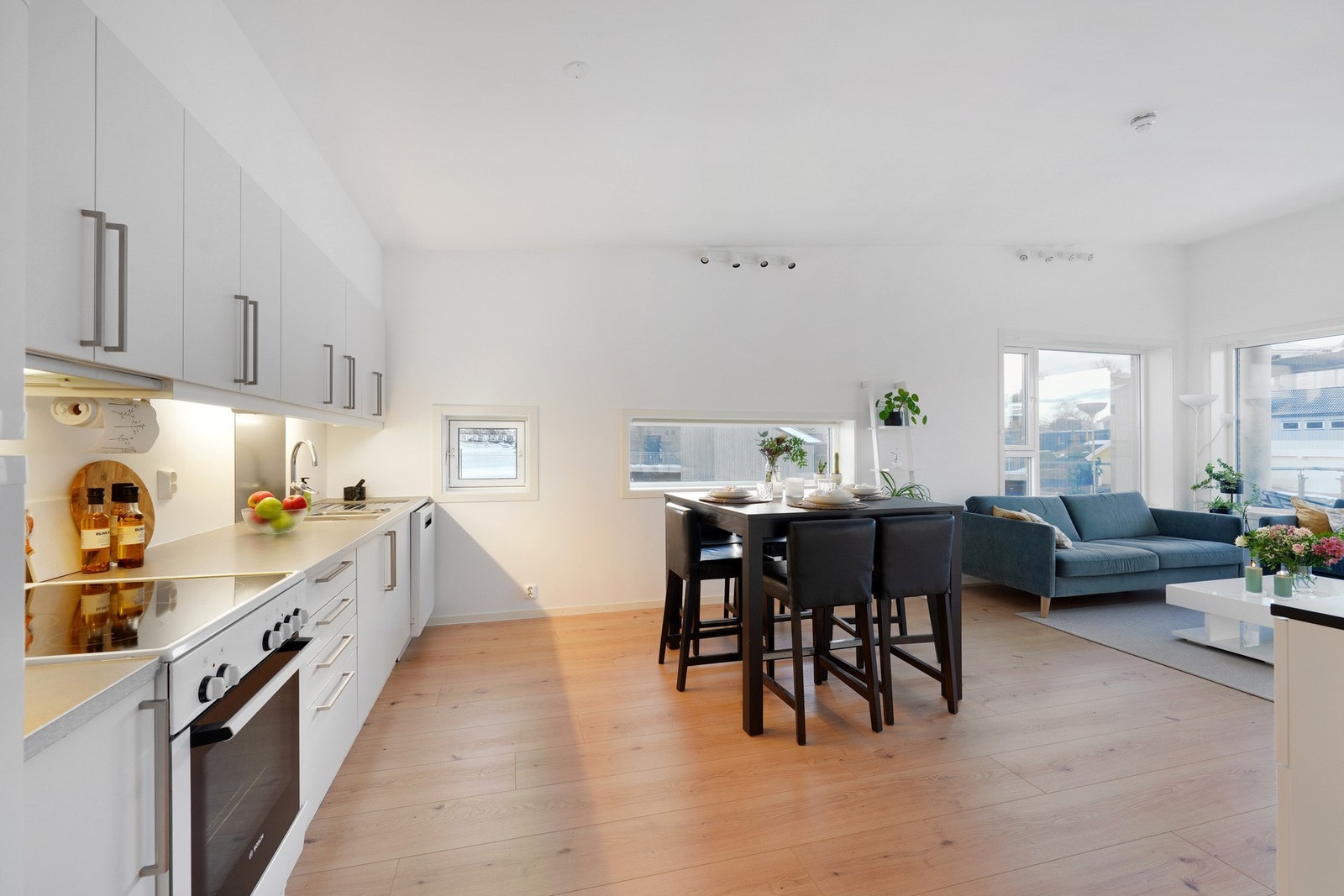 Flott kjøkken med hvite og tidløse fronter. Galleribilde